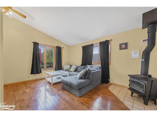 41 Grandview Road, Port Mcnicoll, ON - Indoor Photo Showing Living Room