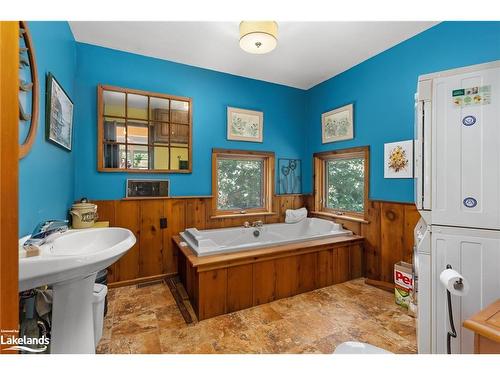 155 Old Centurian Road, Huntsville, ON - Indoor Photo Showing Bathroom