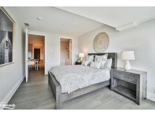 002-727 Grandview Drive, Huntsville, ON - Indoor Photo Showing Bedroom