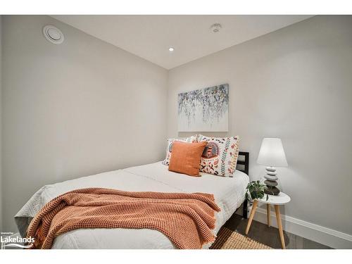 002-727 Grandview Drive, Huntsville, ON - Indoor Photo Showing Bedroom