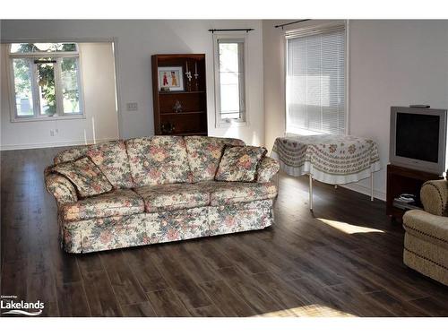 433 Ramblewood Drive, Wasaga Beach, ON - Indoor Photo Showing Living Room