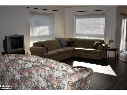 433 Ramblewood Drive, Wasaga Beach, ON - Indoor Photo Showing Living Room