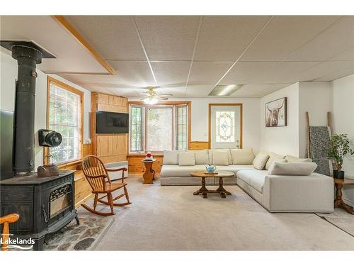 16366 Highway 35, Haliburton, ON - Indoor Photo Showing Living Room