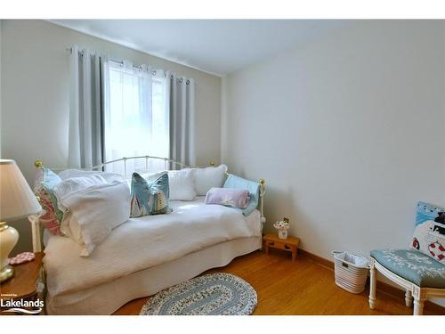 11 Park Road, Collingwood, ON - Indoor Photo Showing Bedroom