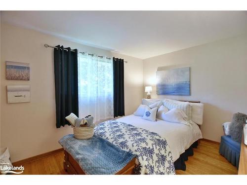 11 Park Road, Collingwood, ON - Indoor Photo Showing Bedroom