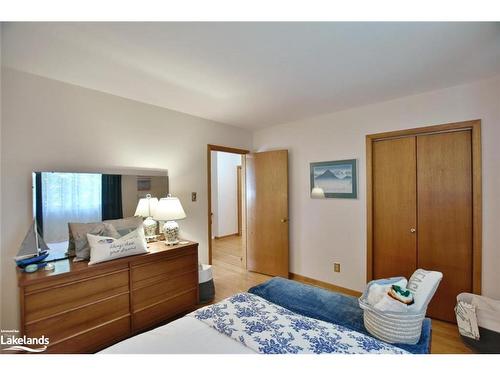 11 Park Road, Collingwood, ON - Indoor Photo Showing Bedroom