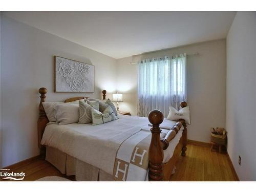 11 Park Road, Collingwood, ON - Indoor Photo Showing Bedroom