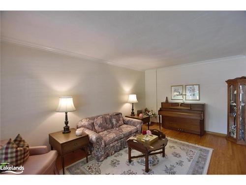 11 Park Road, Collingwood, ON - Indoor Photo Showing Living Room