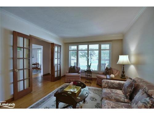 11 Park Road, Collingwood, ON - Indoor Photo Showing Living Room