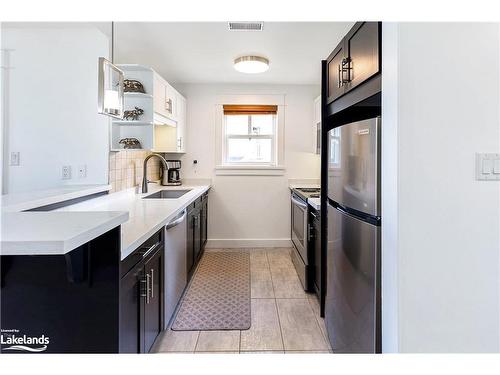 211-115 Fairway Court, The Blue Mountains, ON - Indoor Photo Showing Kitchen