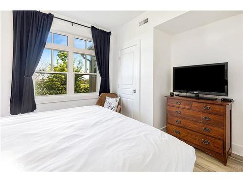 211-115 Fairway Court, The Blue Mountains, ON - Indoor Photo Showing Bedroom