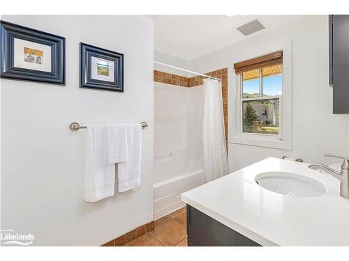 211-115 Fairway Court, The Blue Mountains, ON - Indoor Photo Showing Bathroom