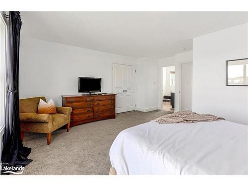 211-115 Fairway Court, The Blue Mountains, ON - Indoor Photo Showing Bedroom