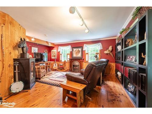 838051 4Th Line E, Mulmur, ON - Indoor Photo Showing Living Room