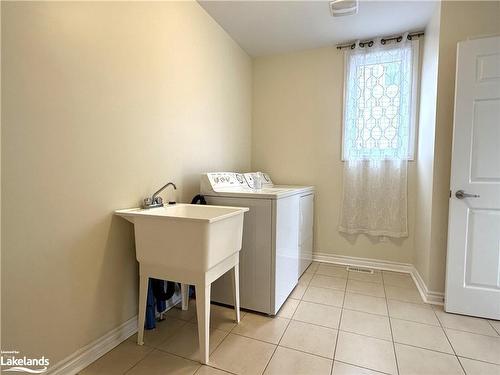 34 Starboard Circle, Wasaga Beach, ON - Indoor Photo Showing Laundry Room