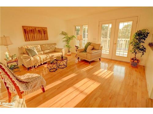 186 Lakewood Park Road, Huntsville, ON - Indoor Photo Showing Living Room