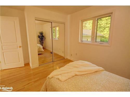 186 Lakewood Park Road, Huntsville, ON - Indoor Photo Showing Bedroom