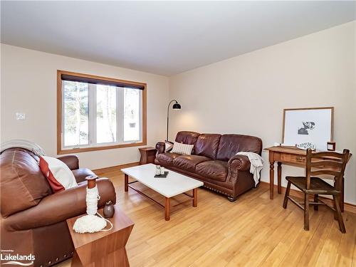 34 Hunts Road, Huntsville, ON - Indoor Photo Showing Living Room