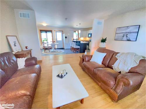 34 Hunts Road, Huntsville, ON - Indoor Photo Showing Living Room