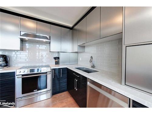 61 Waterview Road, Wasaga Beach, ON - Indoor Photo Showing Kitchen With Double Sink With Upgraded Kitchen