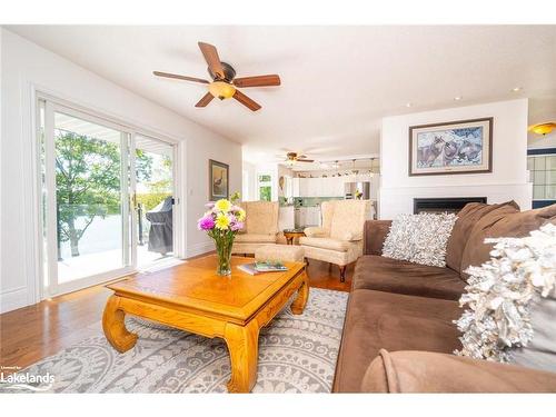 524 Homeland Drive, Emsdale, ON - Indoor Photo Showing Living Room