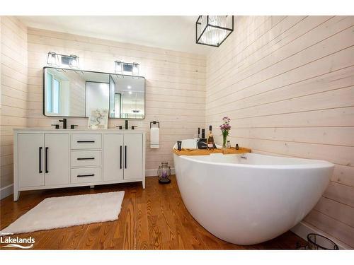 524 Homeland Drive, Emsdale, ON - Indoor Photo Showing Bathroom