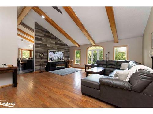 33 Pineridge Drive, Mcdougall, ON - Indoor Photo Showing Living Room