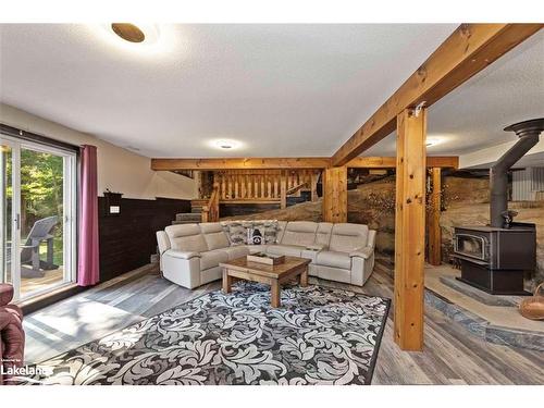 33 Pineridge Drive, Mcdougall, ON - Indoor Photo Showing Living Room