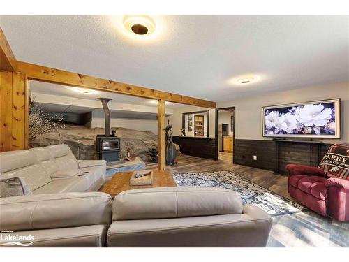 33 Pineridge Drive, Mcdougall, ON - Indoor Photo Showing Living Room