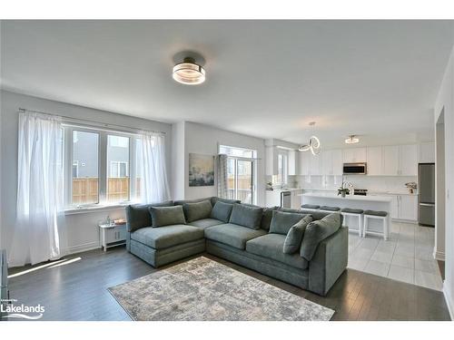 41 Autumn Drive, Wasaga Beach, ON - Indoor Photo Showing Living Room