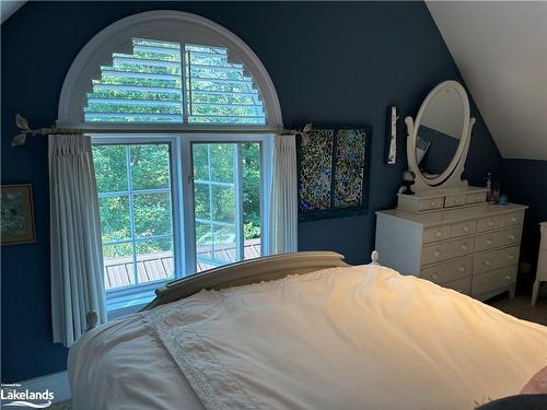 105 Alpine Crescent, Ravenna, ON - Indoor Photo Showing Bedroom