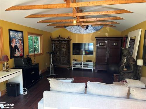 105 Alpine Crescent, Ravenna, ON - Indoor Photo Showing Living Room