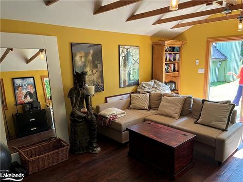 105 Alpine Crescent, Ravenna, ON - Indoor Photo Showing Living Room