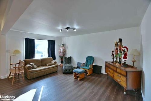 24 Mason Road, Collingwood, ON - Indoor Photo Showing Living Room