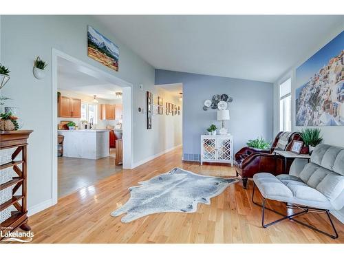 61 Pennsylvania Avenue, Wasaga Beach, ON - Indoor Photo Showing Living Room