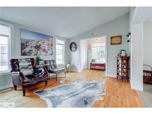 61 Pennsylvania Avenue, Wasaga Beach, ON - Indoor Photo Showing Living Room