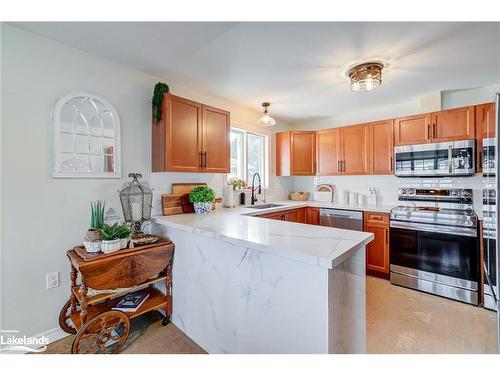 61 Pennsylvania Avenue, Wasaga Beach, ON - Indoor Photo Showing Kitchen