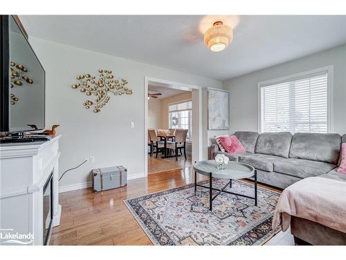 61 Pennsylvania Avenue, Wasaga Beach, ON - Indoor Photo Showing Living Room