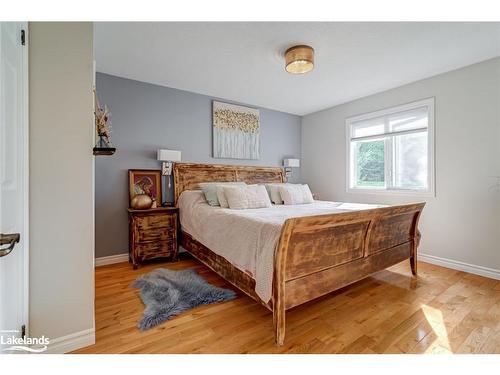 61 Pennsylvania Avenue, Wasaga Beach, ON - Indoor Photo Showing Bedroom