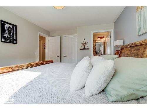 61 Pennsylvania Avenue, Wasaga Beach, ON - Indoor Photo Showing Bedroom