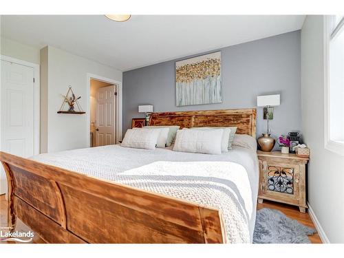 61 Pennsylvania Avenue, Wasaga Beach, ON - Indoor Photo Showing Bedroom