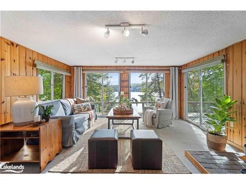 1026 Frost Lane, Lake Of Bays, ON - Indoor Photo Showing Living Room