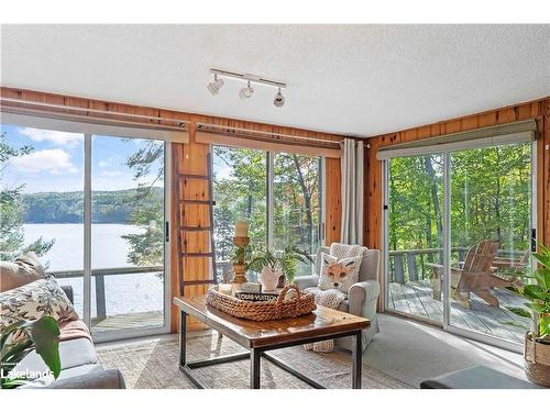 1026 Frost Lane, Lake Of Bays, ON - Indoor Photo Showing Living Room