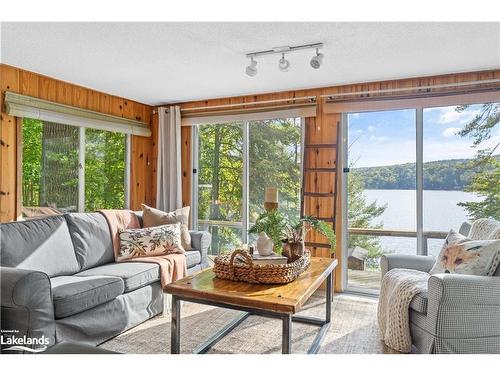 1026 Frost Lane, Lake Of Bays, ON - Indoor Photo Showing Living Room