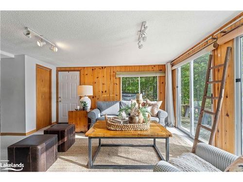 1026 Frost Lane, Lake Of Bays, ON - Indoor Photo Showing Living Room