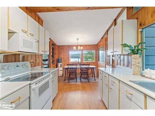 1026 Frost Lane, Lake Of Bays, ON - Indoor Photo Showing Kitchen