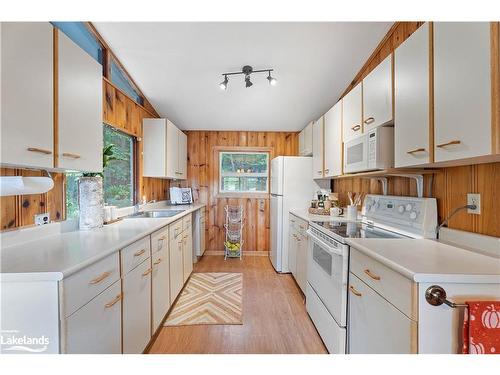 1026 Frost Lane, Lake Of Bays, ON - Indoor Photo Showing Kitchen