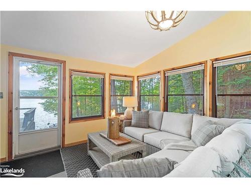 1026 Frost Lane, Lake Of Bays, ON - Indoor Photo Showing Living Room