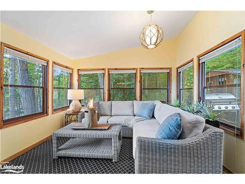 1026 Frost Lane, Lake Of Bays, ON - Indoor Photo Showing Living Room