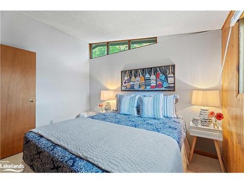 1026 Frost Lane, Lake Of Bays, ON - Indoor Photo Showing Bedroom